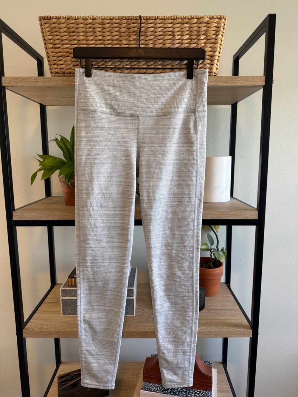 Athleta Mid-Rise Gray Textured Activewear Yoga Tight Legging, M